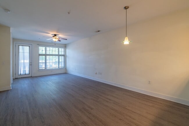 Building Photo - Wonderful 2bd/2bth uptown condo! lots of space in a beautiful building