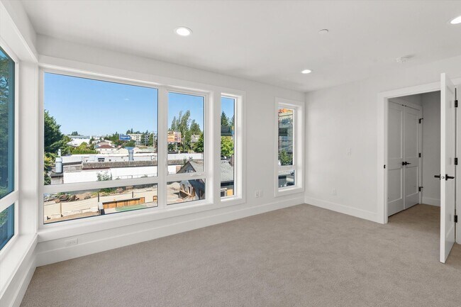 Building Photo - Beautiful Greenwood Townhome with Rooftop ...