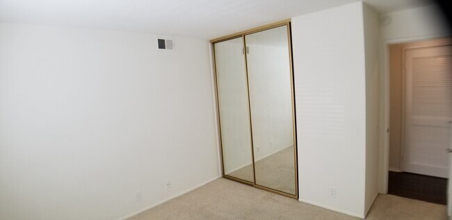 Building Photo - Corsica Villas Condo!