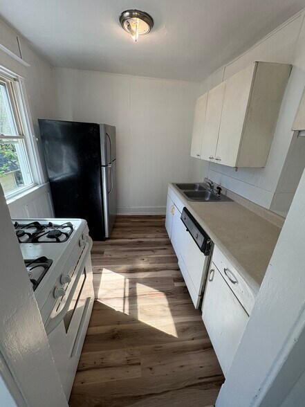 Building Photo - 522 W Allen St