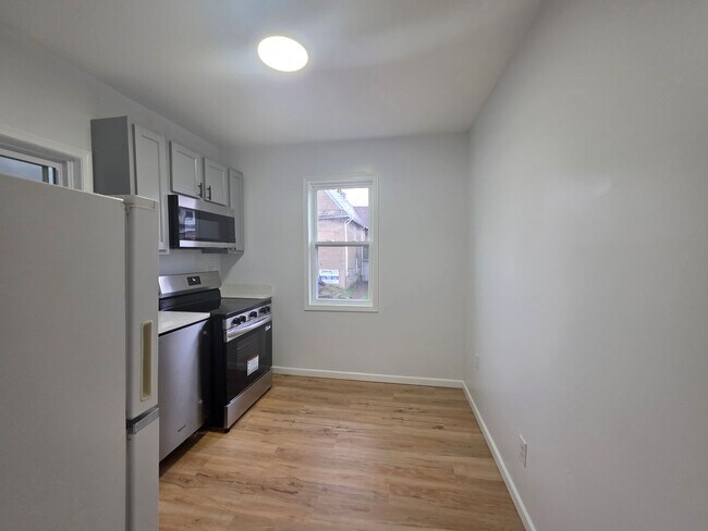 Building Photo - Newly Updated 2 bedroom apartment located ...