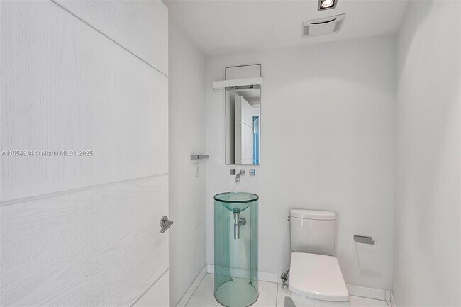Building Photo - 17121 Collins Ave