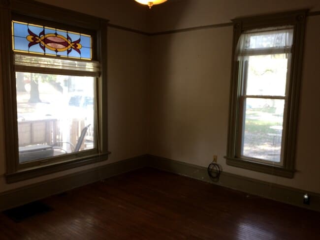 Building Photo - 910 Summit St