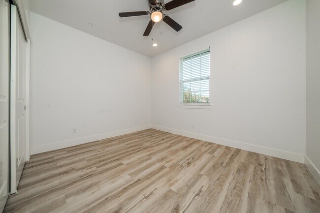 Building Photo - Modern 3-Bed / 2-Bath Home in Redding- Dog...