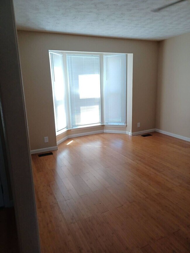 Building Photo - 3 Bedroom 2.5 Bathroom Home!
