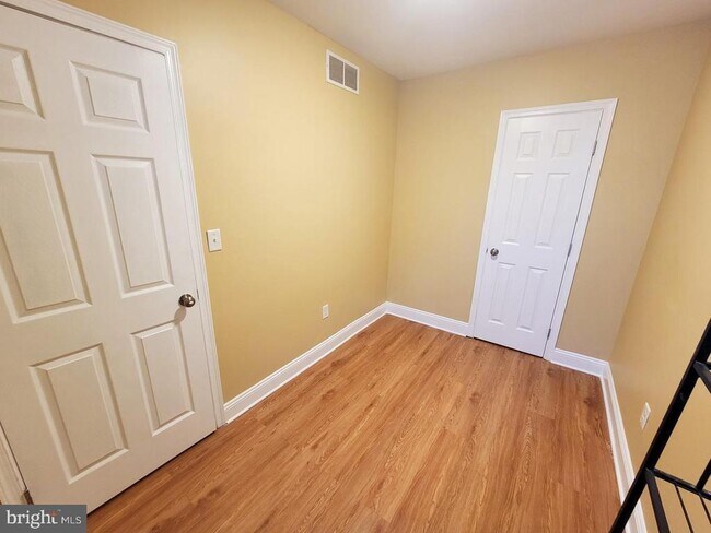 Building Photo - 923 E Schiller St