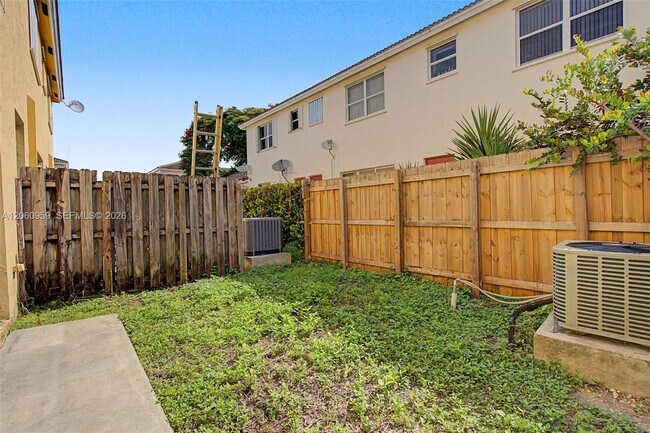Building Photo - 975 NE 42nd Terrace