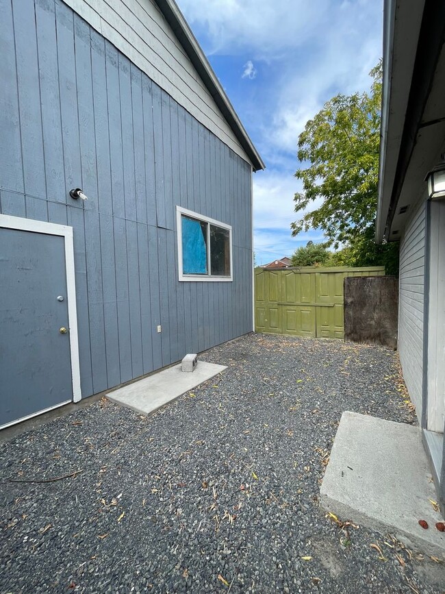 Building Photo - Nice 4 bedroom, 2.5 bath home featuring 1,...