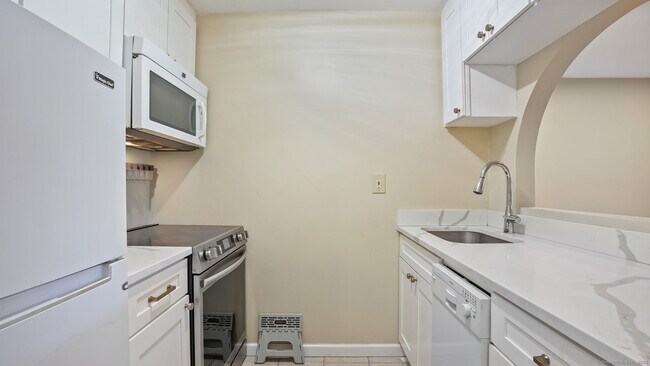 Building Photo - 15 Ellsworth St
