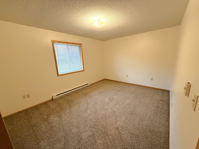 Building Photo - 343 Twin Oak Dr