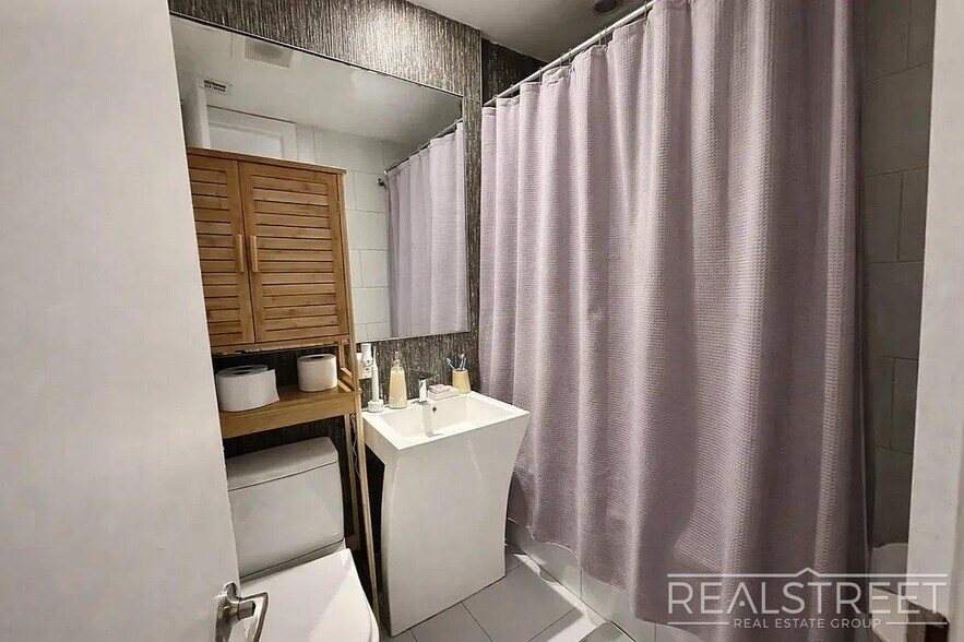 Building Photo - Spacious 3-Bedroom Residence Near Maria Hernandez Park