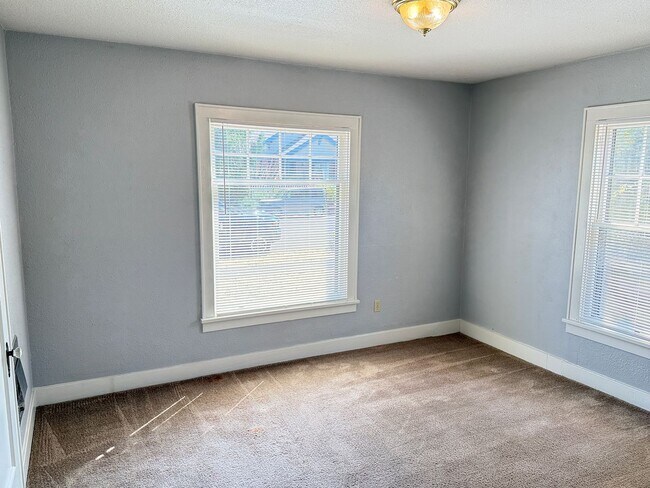 Building Photo - 844 D St