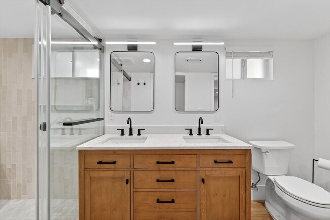 Building Photo - Platt Park Classic! 4 Beds, 2 Bath - Fully remodeled! Don't miss out on this one!