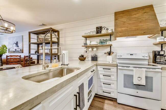 Building Photo - 11222 Hutchison Blvd