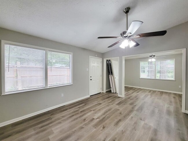 Building Photo - 405 Silver River Dr