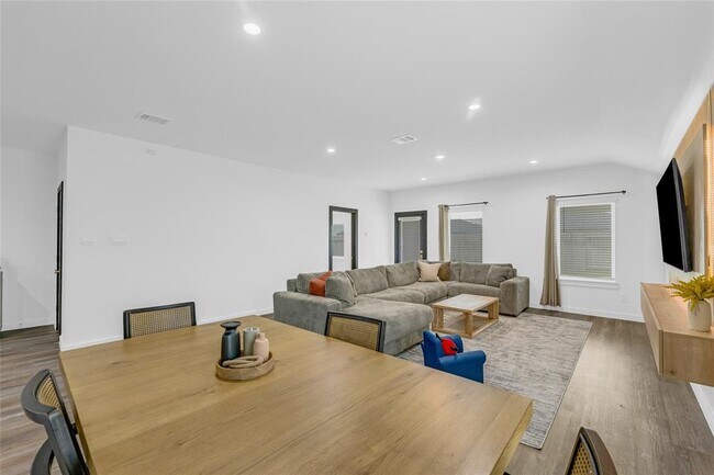 Building Photo - 1142 Sommerville Dr