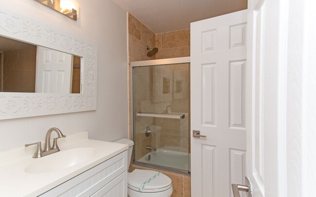 Building Photo - Downstairs End Unit 2 Bedroom Condo in Oceanside!