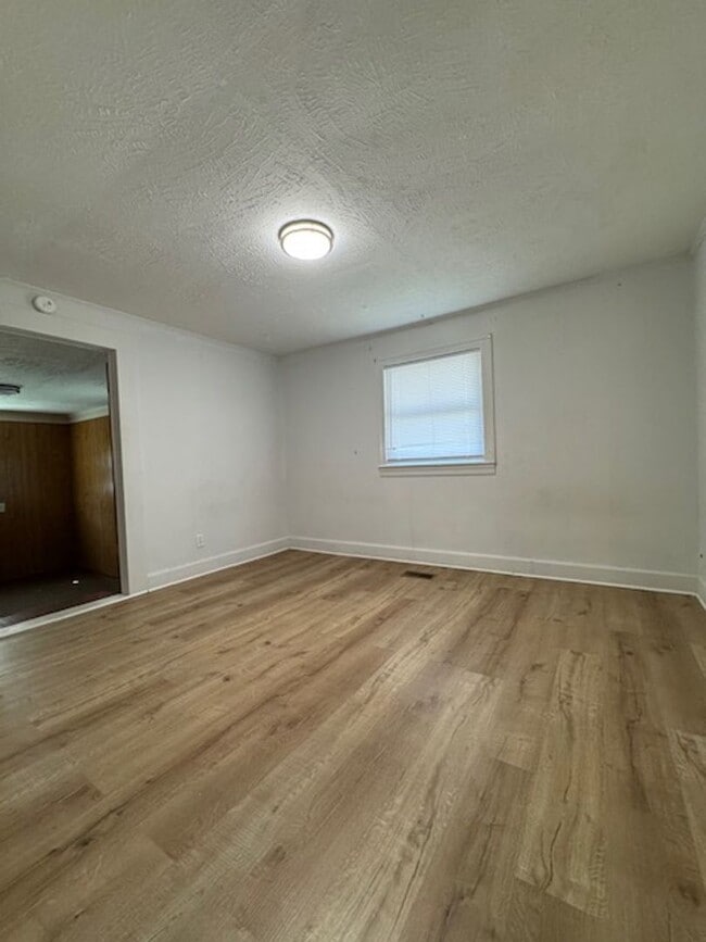 Building Photo - 301 Woodview Dr