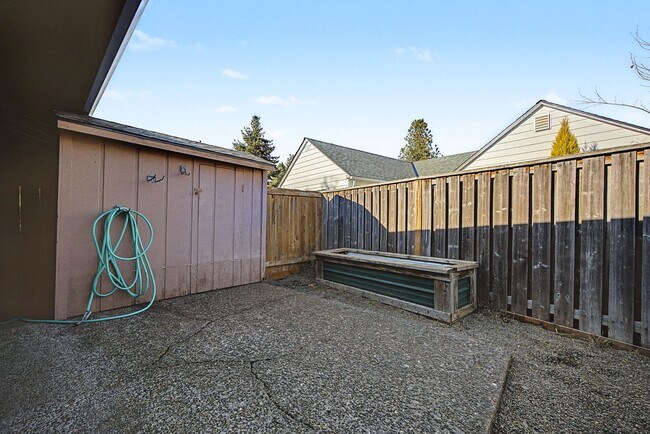 Building Photo - BRUSS01