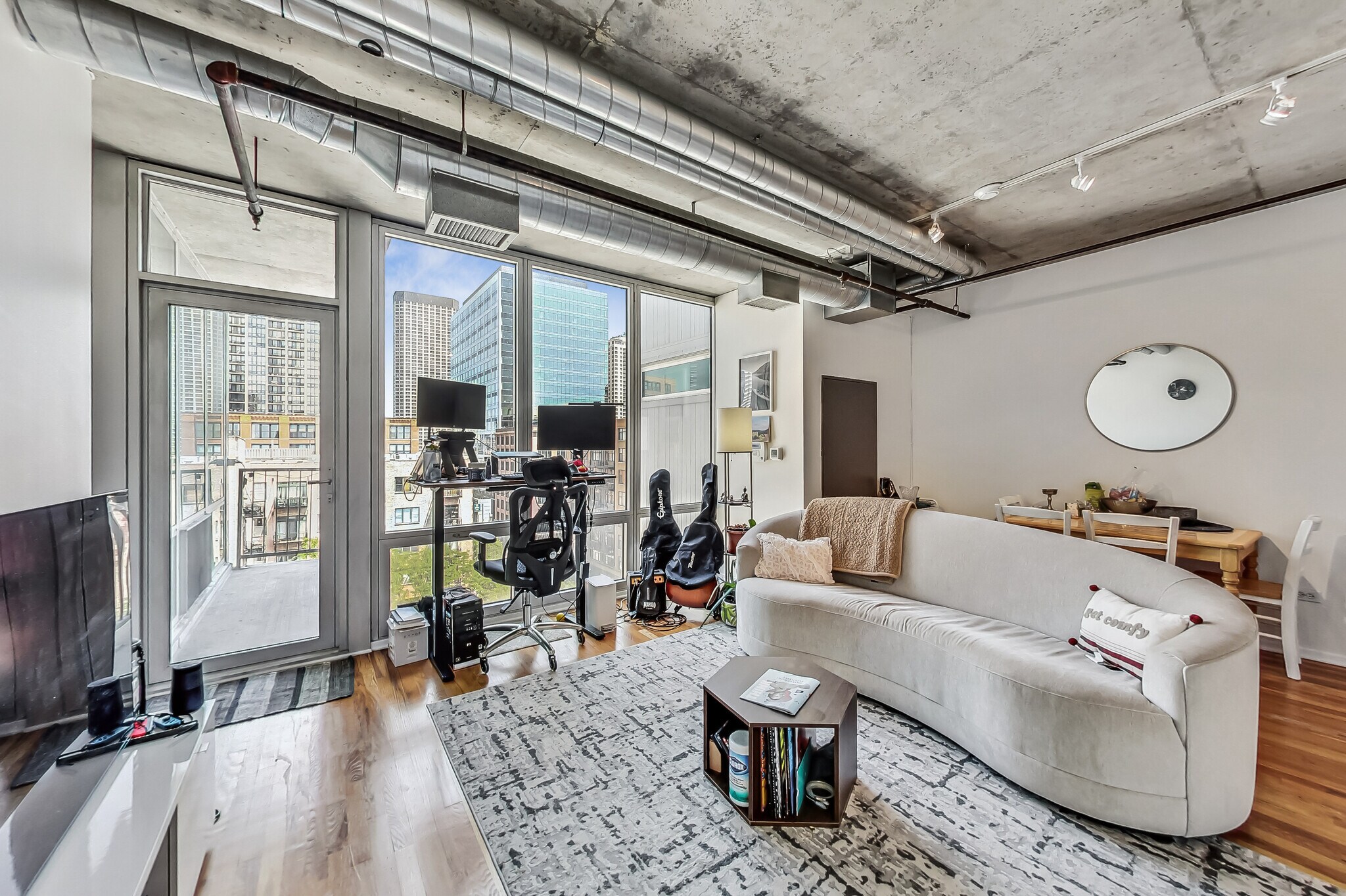 Building Photo - 700 W Van Buren St