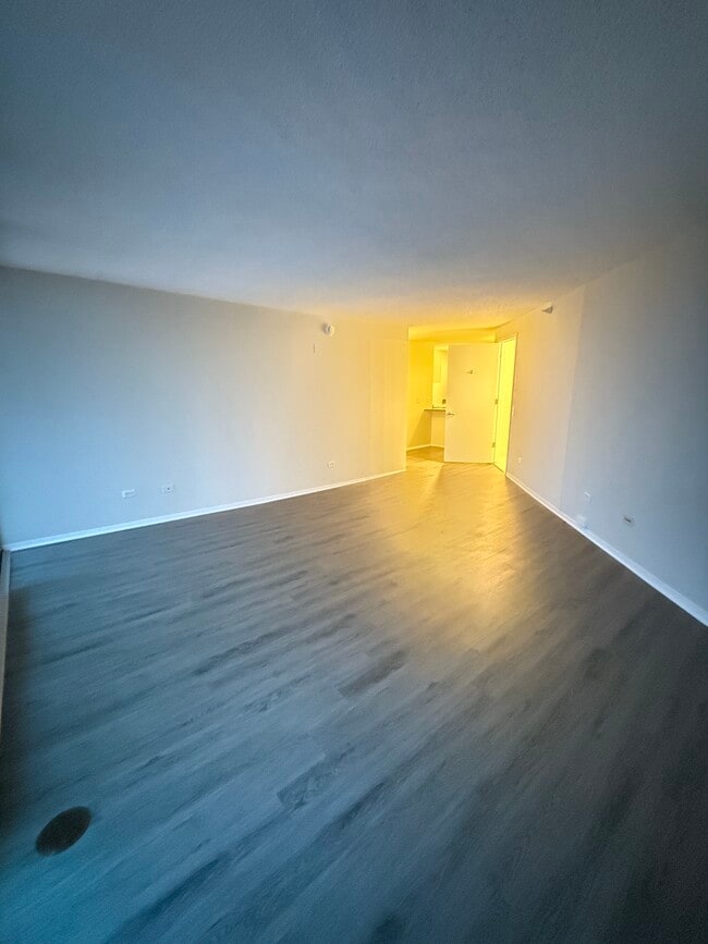 Building Photo - 544 N State St