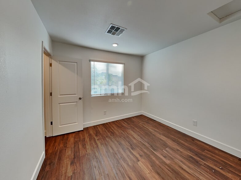 Building Photo - 6627 S 42nd Dr