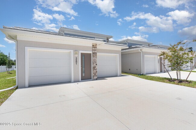 Building Photo - 1635 Par St NE