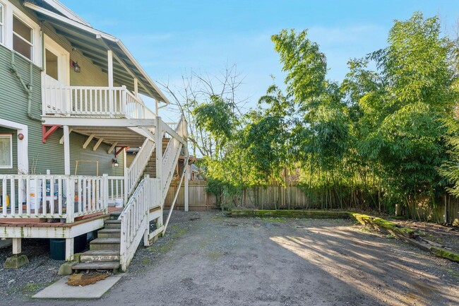 Building Photo - Charming, vintage 2-bdrm/1-bath upper in Richmond neighborhood. W/D, storage, off-street parking
