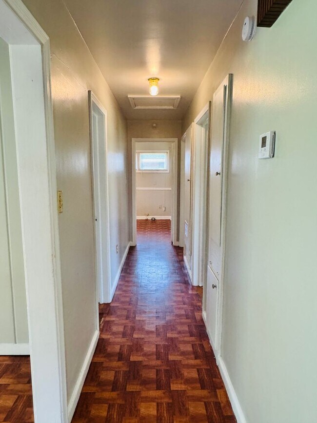 Building Photo - 3-Bedroom -Bright, Charming, and Move-In R...