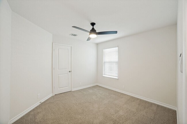 Building Photo - Welcome home to this 4/2/2 nestled in Whisper Falls