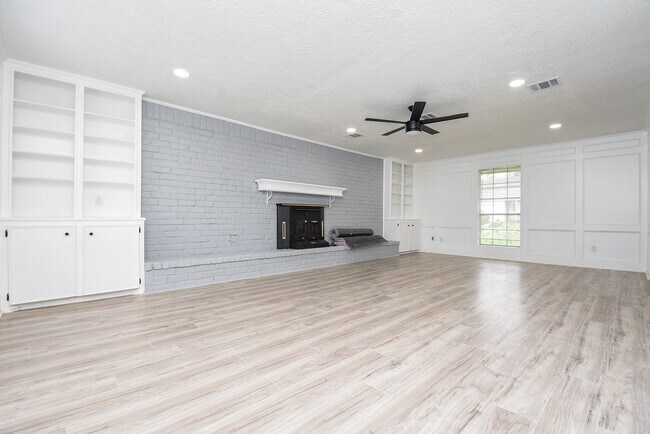Building Photo - 15814 Winding Moss Dr
