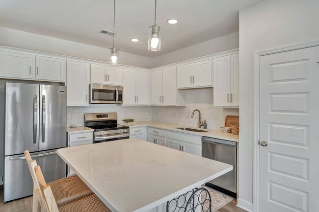 Building Photo - Hendersonville Townhome