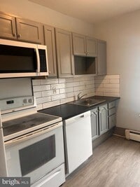 Building Photo - 1200 E 9th St