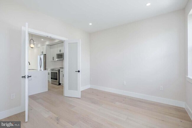 Building Photo - 722 Kenyon St NW