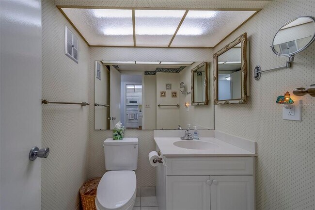 Building Photo - 4575 Cove Cir