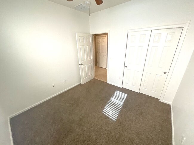 Building Photo - Vail School District hard to find 5 bedroo...