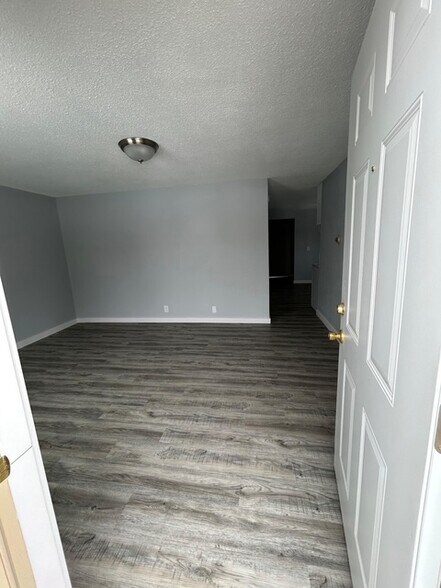 Building Photo - 410 W Lyon Ave