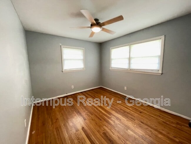 Building Photo - 633 White St