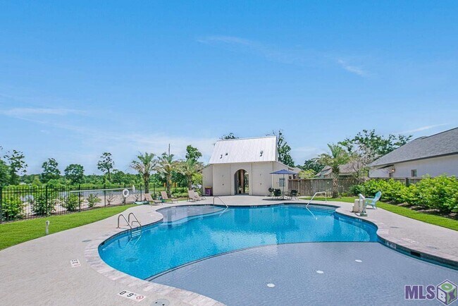 Building Photo - Trendy 4 bedroom, 2 bath home in coveted D...