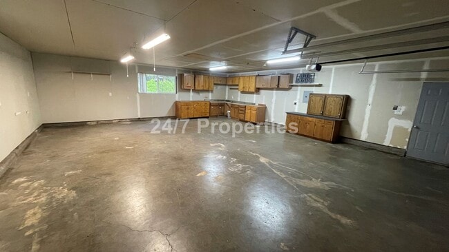 Building Photo - 3 BD | 2 BA Single-Level Home on Sprawling...