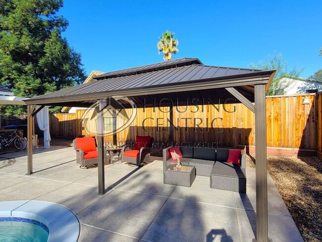 Building Photo - Executive Folsom Rental EXCELLENT Location and a POOL!