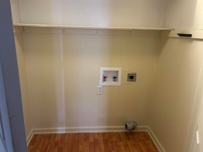 Building Photo - 812 Springmont Dr
