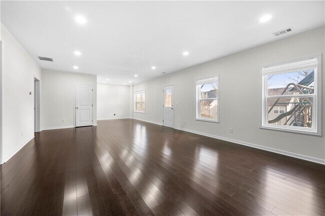 Building Photo - 667 Creswell Park