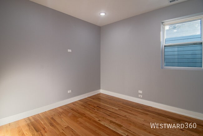 Building Photo - Penthouse 3 bed 2 bath near Washington Park