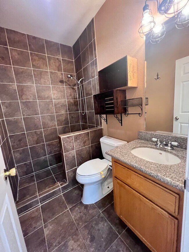 Building Photo - Super cute home with 3 car garage in a des...
