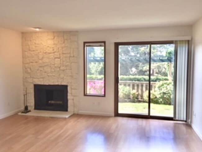 Building Photo - Downtown Edmonds Condo Rare 1 bed/1.5 bath...