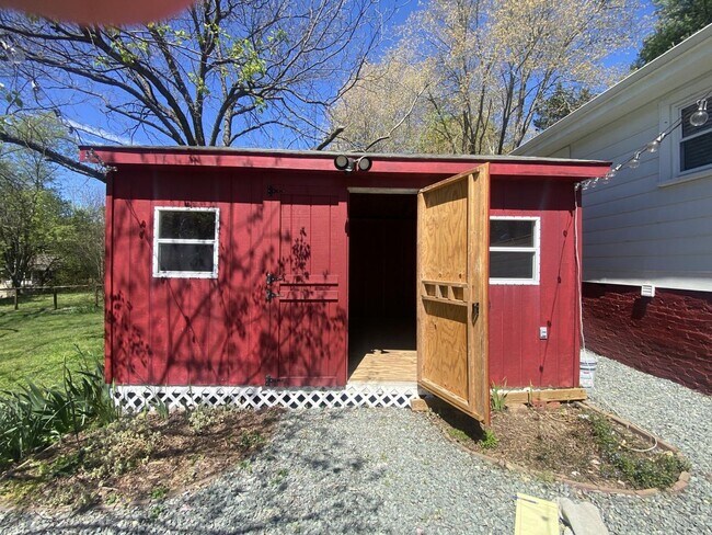 Building Photo - 305 N 9th St