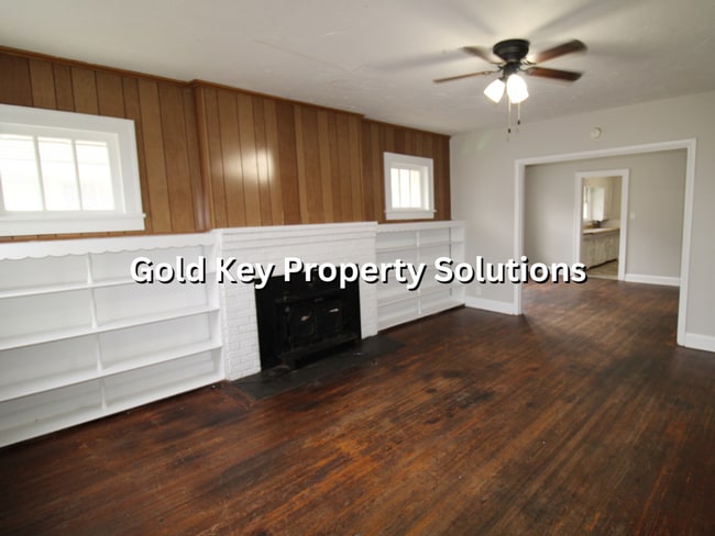 Building Photo - Adorable 2 BR 1 BA House with Garage and C...