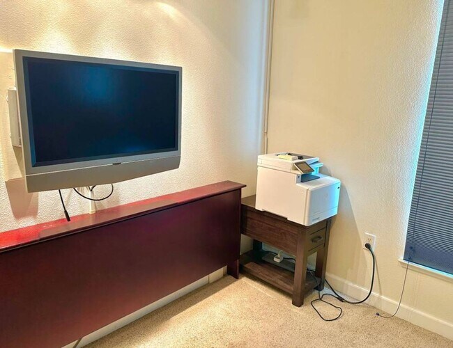 Building Photo - Turn Key Furnished 1 BR, 1 BA with Secure ...