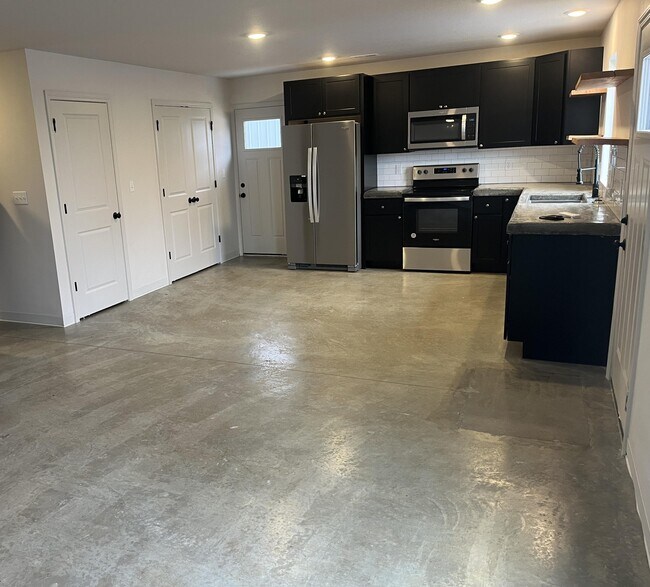 Building Photo - 208 3rd Ave